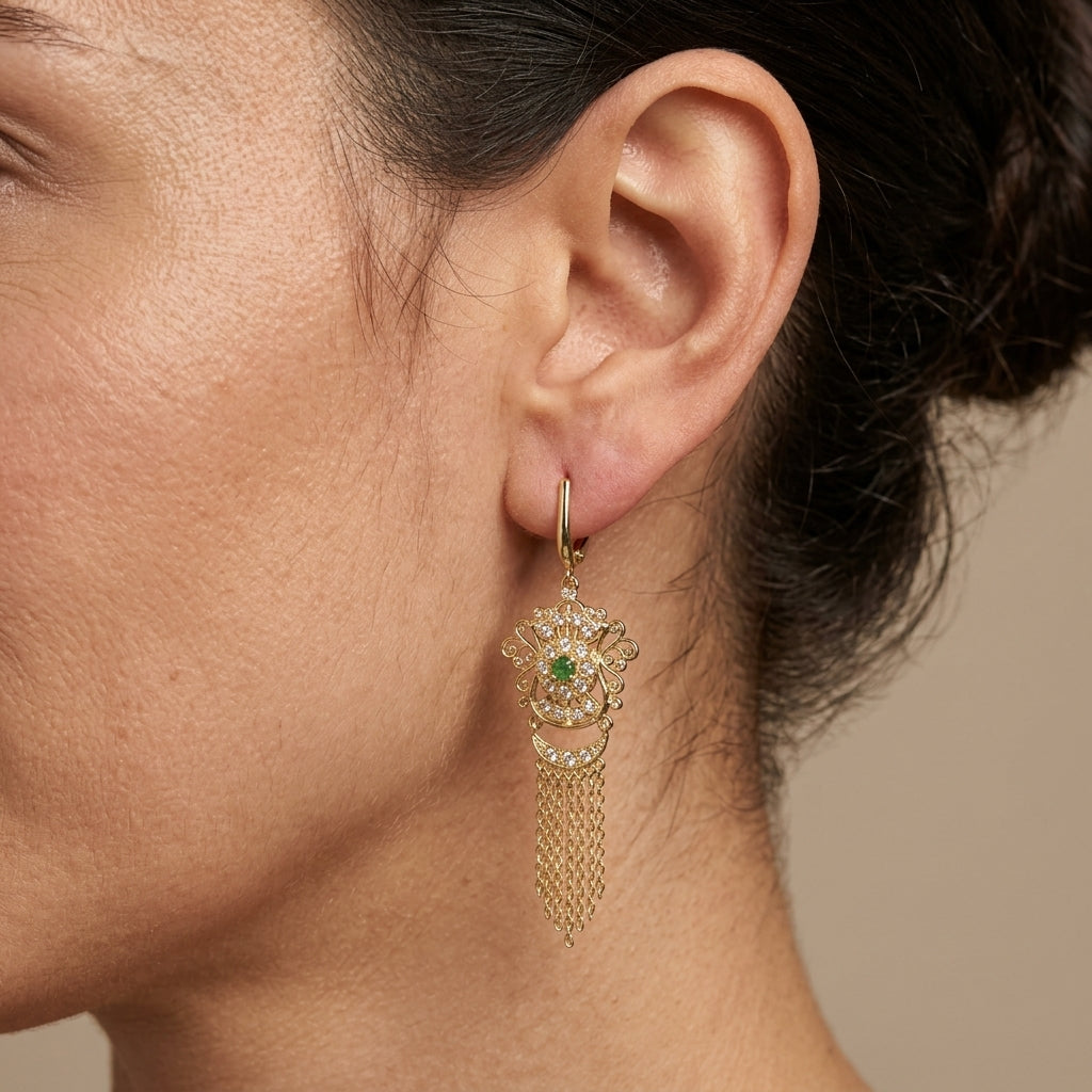 Boucles d'oreilles boulhya en or jaune 18k rosaces serties, franges, pierres vertes - bijou porté par une mannequin