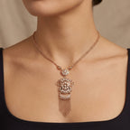 Collier boulhya en or rose 18k pendentif ajouré à franges - bijou porté par une mannequin