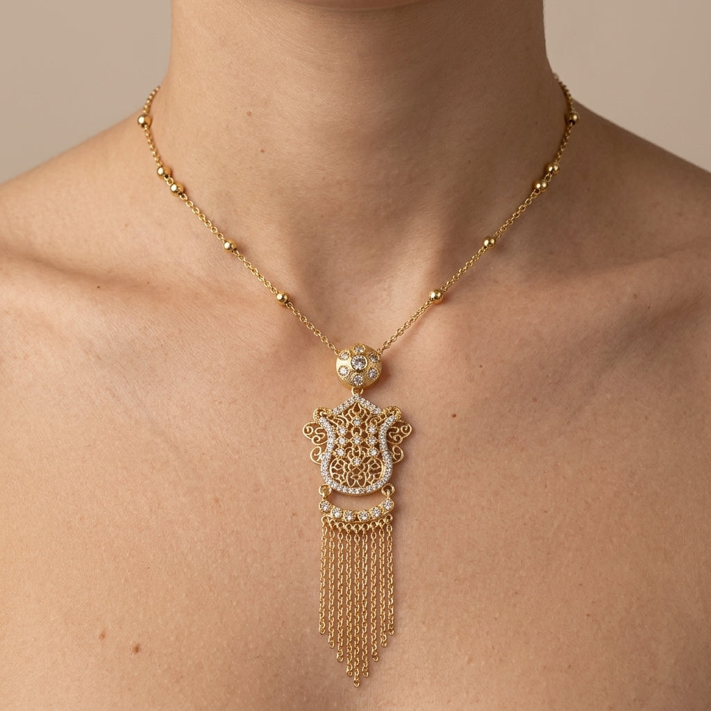Collier boulhya en or jaune 18k pendentif ajouré à franges - bijou porté par une mannequin