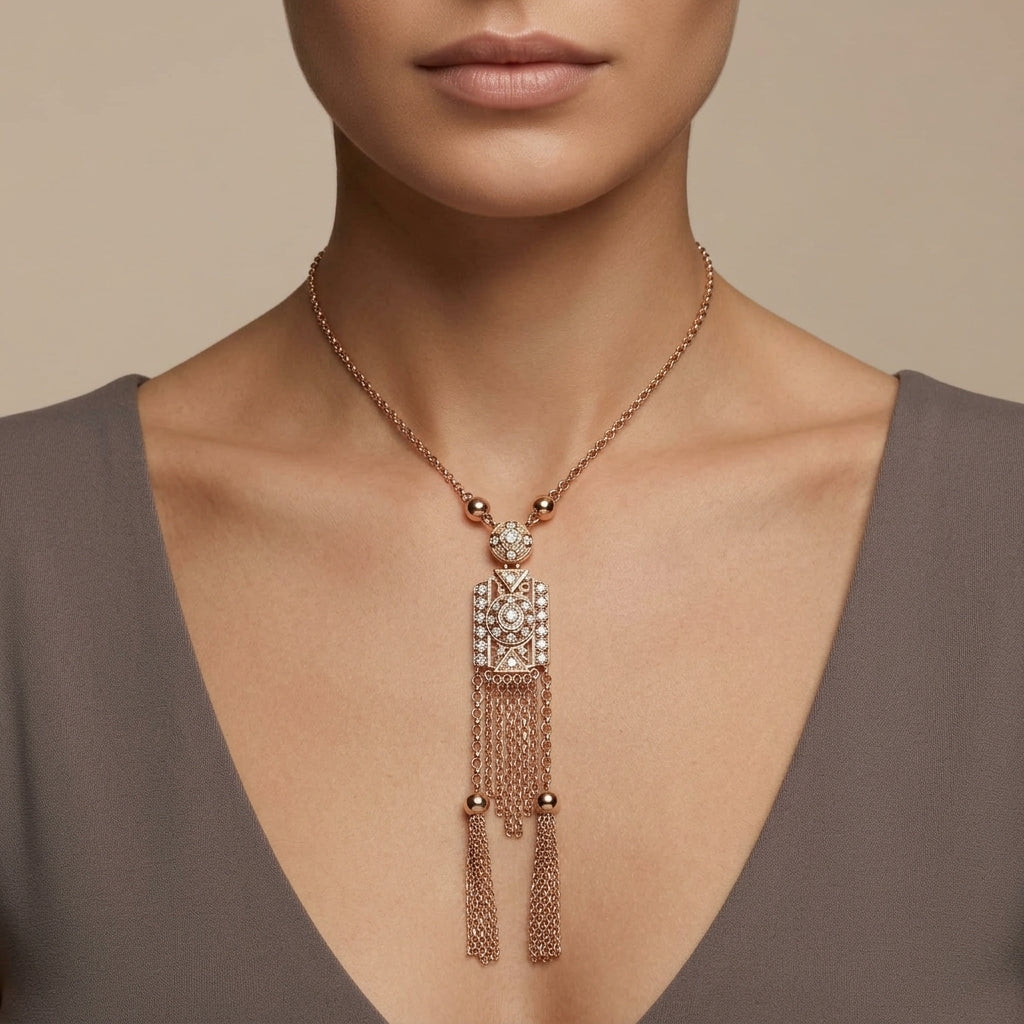 Collier boulhya en or rose 18k pendentif rectangulaire ajouré à franges - bijou porté par une mannequin