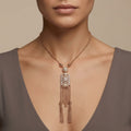 Collier boulhya en or rose 18k pendentif rectangulaire ajouré à franges - bijou porté par une mannequin