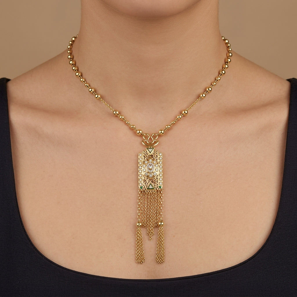 Collier boulhya en or jaune 18k pendentif rectangulaire ajouré à franges - bijou porté par une mannequin