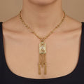 Collier boulhya en or jaune 18k pendentif rectangulaire ajouré à franges - bijou porté par une mannequin