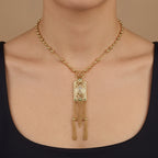 Collier boulhya en or jaune 18k pendentif rectangulaire ajouré à franges - bijou porté par une mannequin
