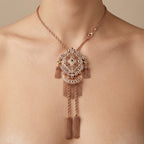 Sautoir boulhya en or rose 18k pendentif rosace serti, pompons - bijou porté par une mannequin