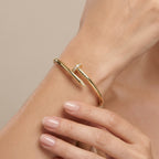 Bracelet jonc clou en or jaune 18k serti de pierres - bijou porté par une mannequin