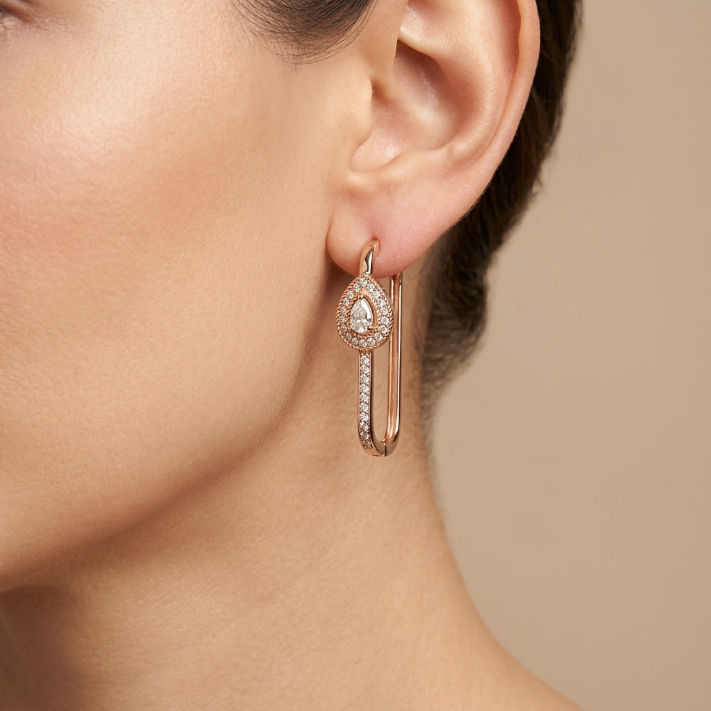 Boucles d'oreilles pendantes en or rose 18k ovales sertis, pierre mobile - bijou porté par une mannequin