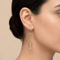 Boucles d'oreilles pendantes en or rose 18k lanternes ajourées et boules - bijou porté par une mannequin