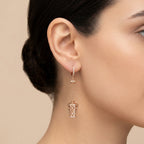 Boucles d'oreilles pendantes en or rose 18k lanternes ajourées et boules - bijou porté par une mannequin