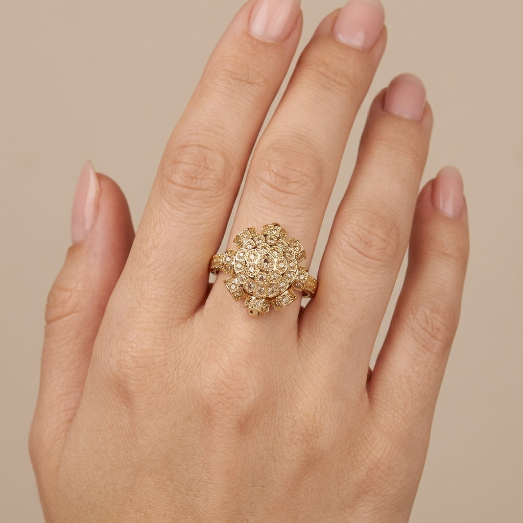 Bague dôme rosace en or jaune 18k sertie de pierres synthétiques - bijou porté par une mannequin