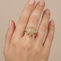 Bague dôme rosace en or jaune 18k sertie de pierres synthétiques - bijou porté par une mannequin