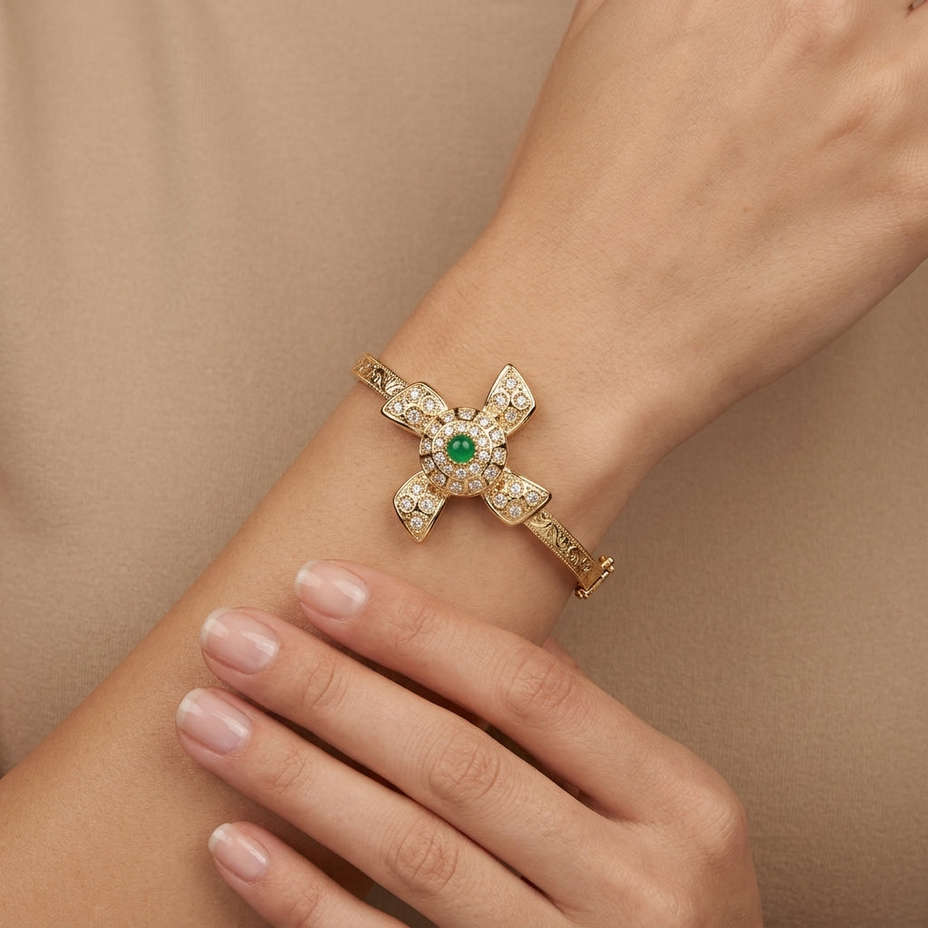 Bracelet jonc beldi rosace en or jaune 18k serti de pierres, pierre verte synthétique - bijou porté par une mannequin