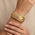 Bracelet jonc large beldi ciselé en or jaune 18k - bijou porté par une mannequin