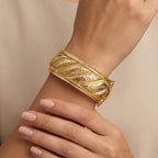 Bracelet jonc large beldi ciselé en or jaune 18k - bijou porté par une mannequin