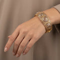 Bracelet jonc large beldi ajouré en or rose 18k rosaces serties de pierres - bijou porté par une mannequin