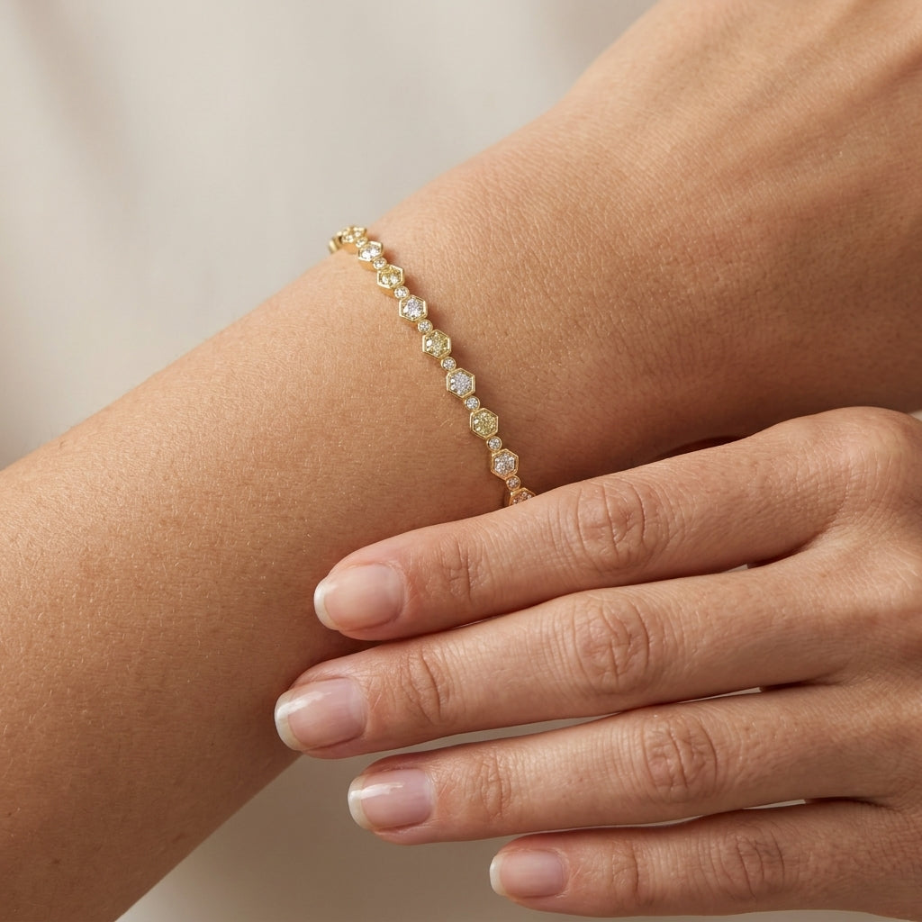 Bracelet jonc fin en or jaune 18k serti de pierres - bijou porté par une mannequin