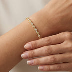 Bracelet jonc fin en or jaune 18k serti de pierres - bijou porté par une mannequin