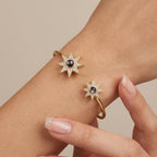 Bracelet jonc ouvert en or jaune 18k étoiles en nacre serties - bijou porté par une mannequin