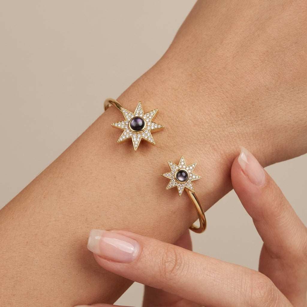 Bracelet jonc ouvert en or jaune 18k étoiles en nacre serties - bijou porté par une mannequin