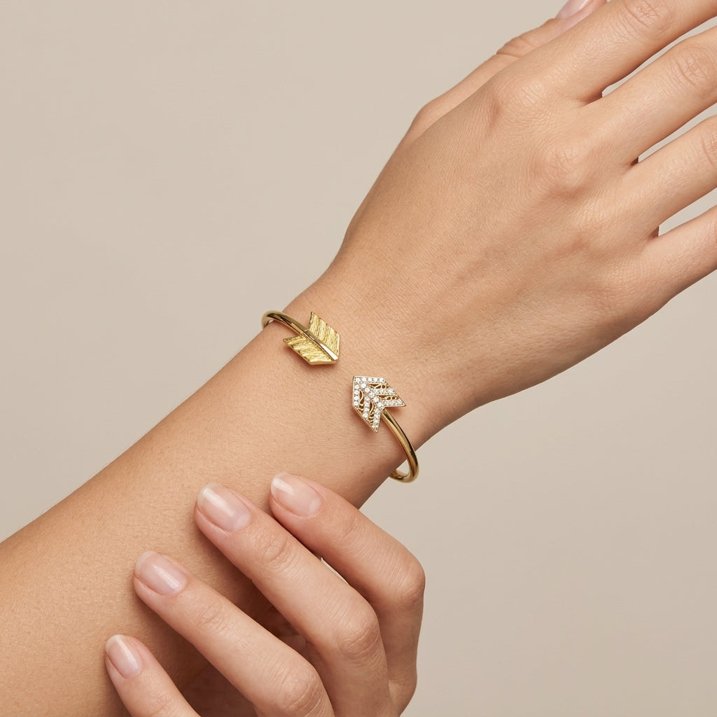 Bracelet jonc ouvert en or jaune 18k serti de pierres - bijou porté par une mannequin