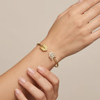 Bracelet jonc ouvert en or jaune 18k serti de pierres - bijou porté par une mannequin