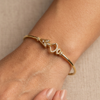 Bracelet Jonc Or Jaune - Motif Serti de Pierres — présenté sur mannequin