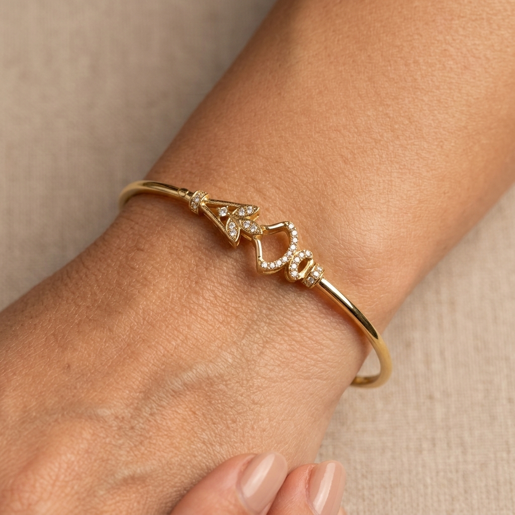 Bracelet Jonc Or Jaune - Motif Serti de Pierres — présenté sur mannequin