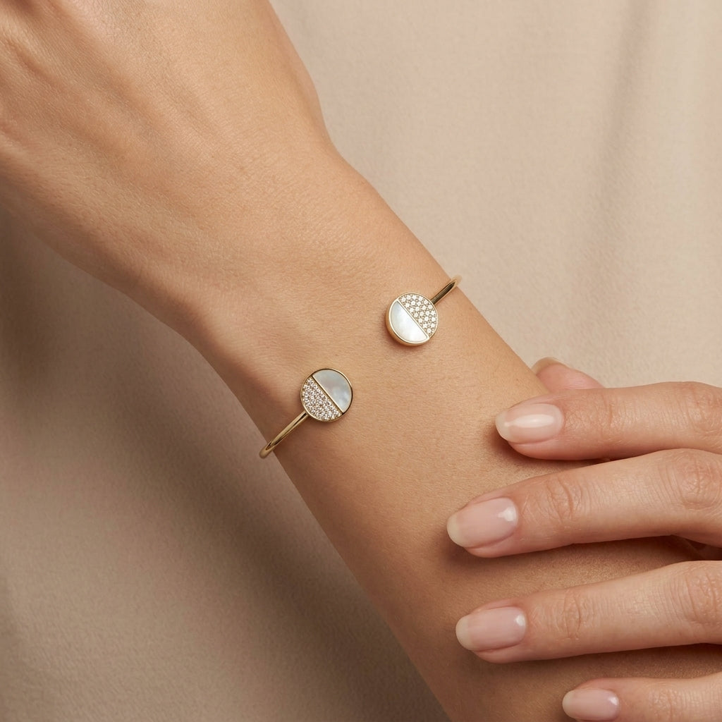 Bracelet jonc ouvert en or jaune 18k nacre sertie - bijou porté par une mannequin