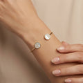 Bracelet jonc ouvert en or jaune 18k nacre sertie - bijou porté par une mannequin