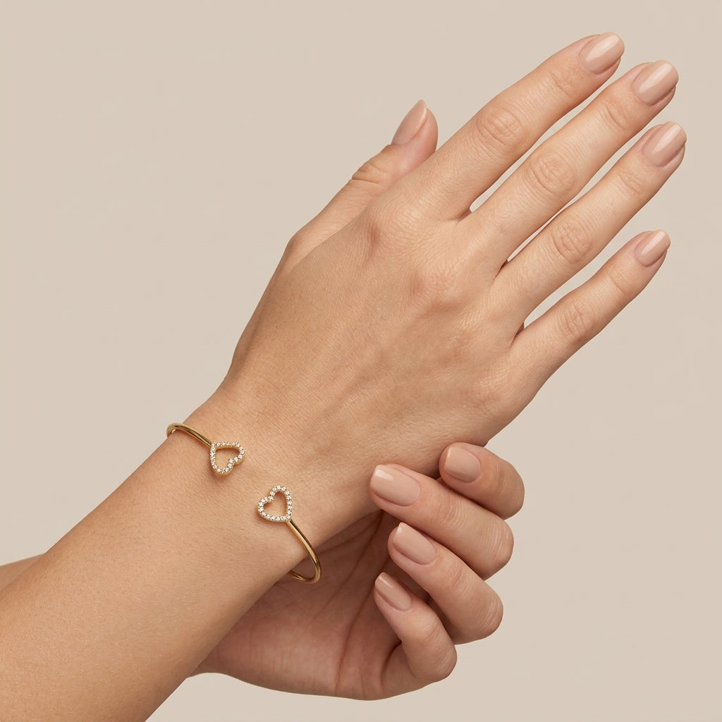 Bracelet jonc ouvert en or jaune 18k cœurs sertis - bijou porté par une mannequin