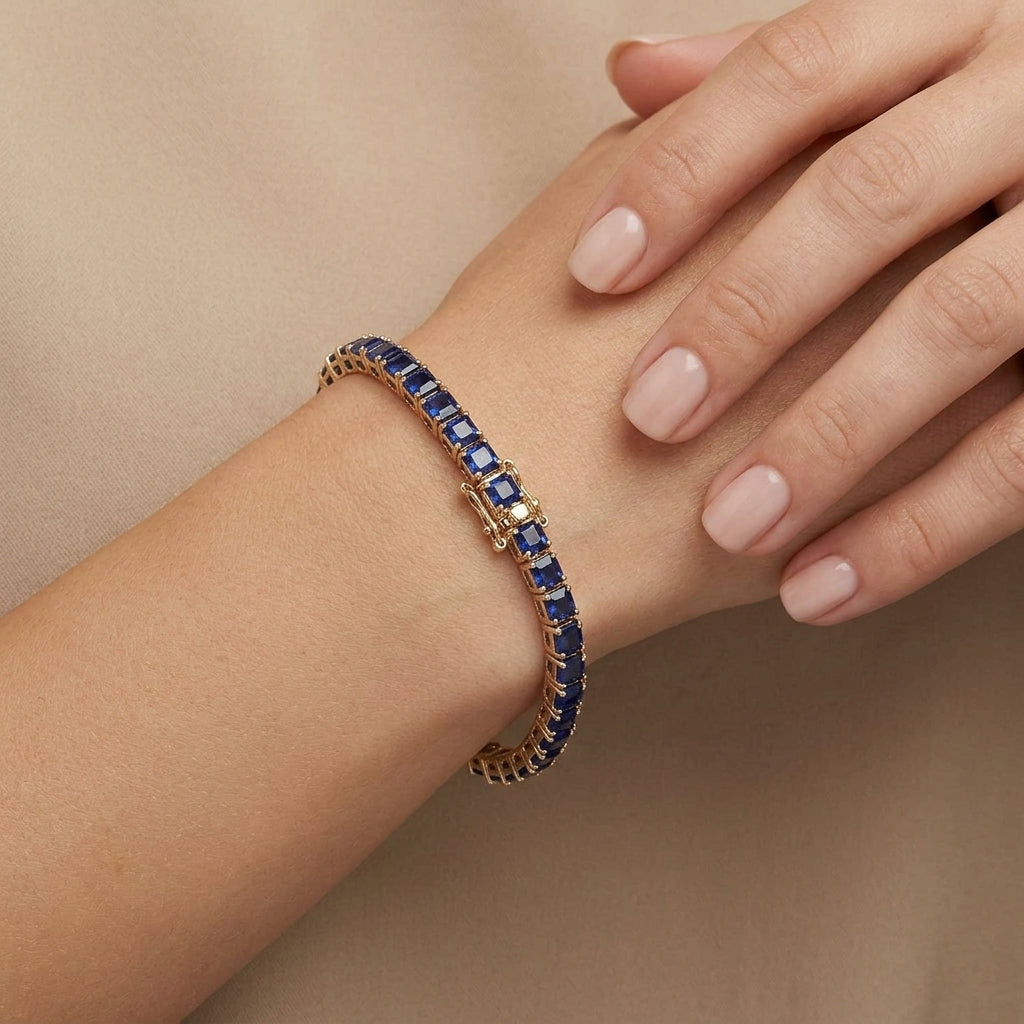 Bracelet rivière en or jaune 18k serti de pierres bleues - bijou porté par une mannequin