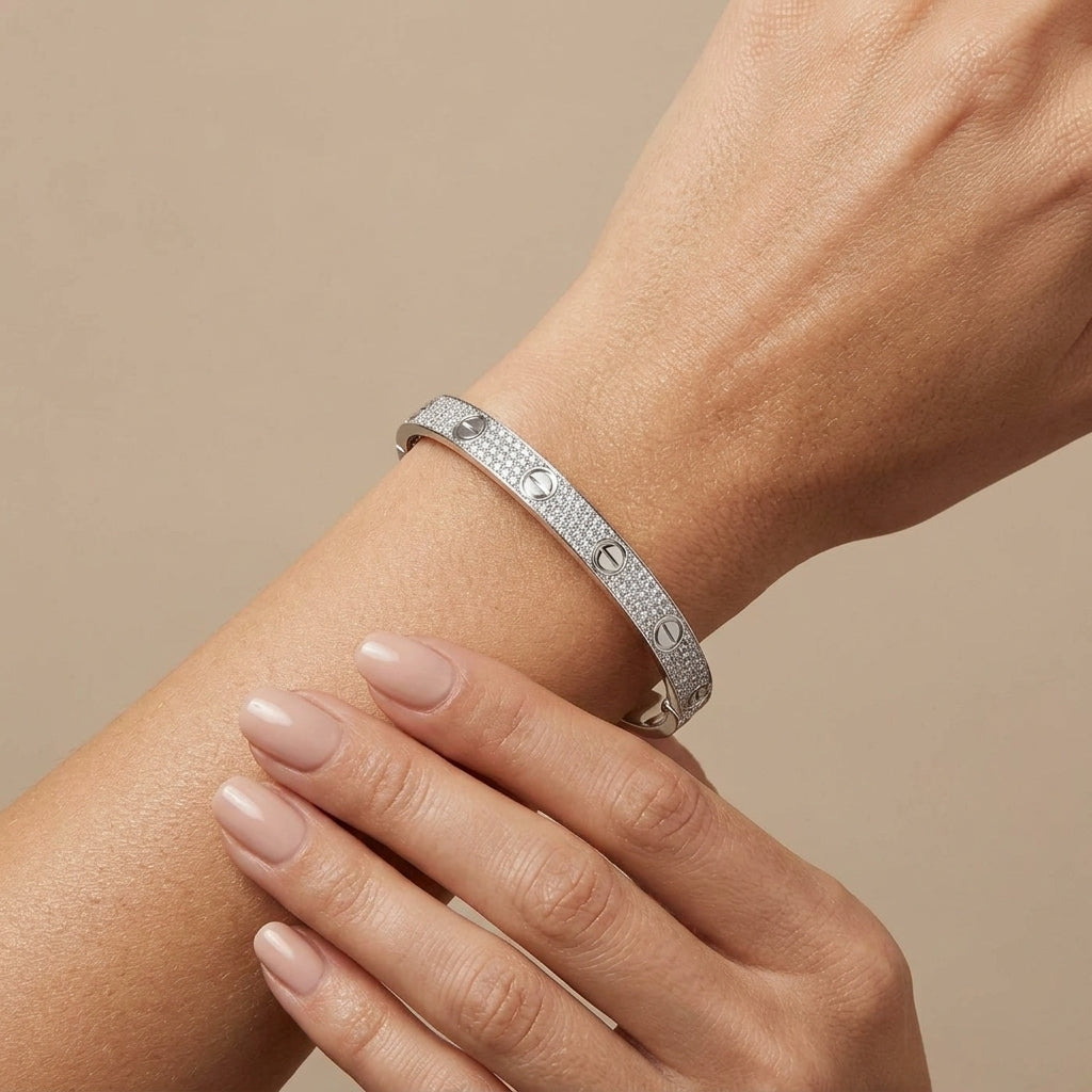 Bracelet jonc vis en or blanc 18k pavé de pierres - bijou porté par une mannequin