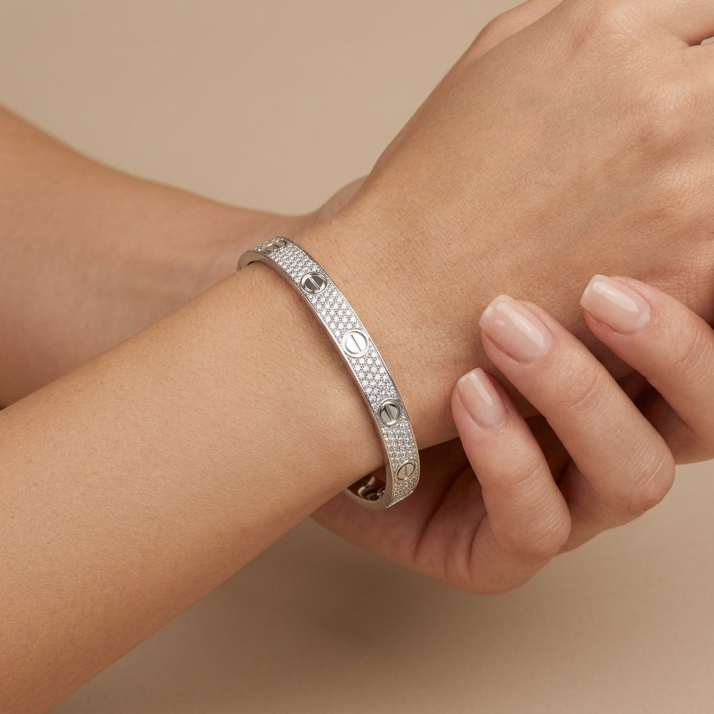 Bracelet jonc vis en or blanc 18k pavé de pierres - bijou porté par une mannequin