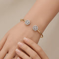 Bracelet jonc ouvert en or rose 18k deux pierres rondes serties - bijou porté par une mannequin