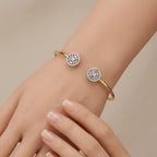 Bracelet jonc ouvert en or rose 18k deux pierres rondes serties - bijou porté par une mannequin
