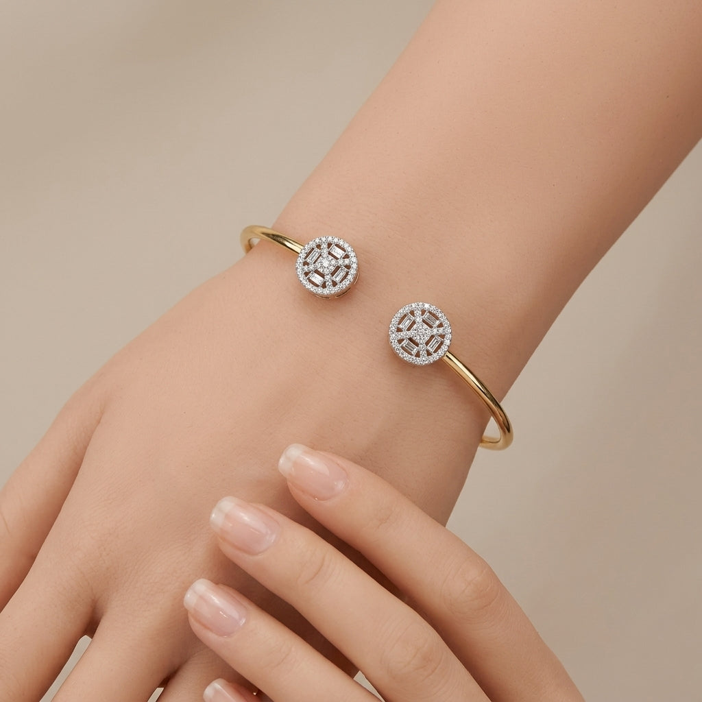 Bracelet jonc ouvert en or rose 18k deux pierres rondes serties - bijou porté par une mannequin