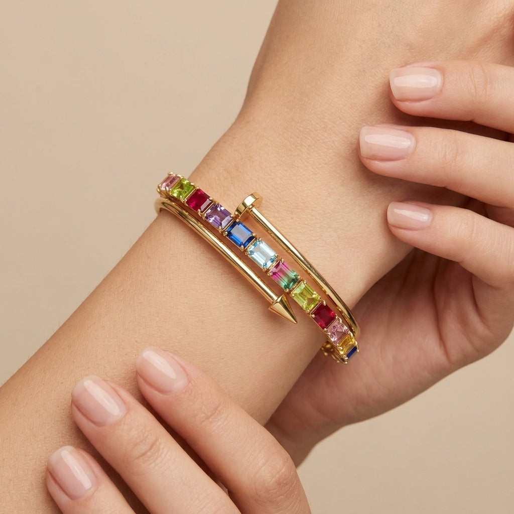 Bracelet jonc en or jaune 18k serti de pierres multicolores - bijou porté par une mannequin
