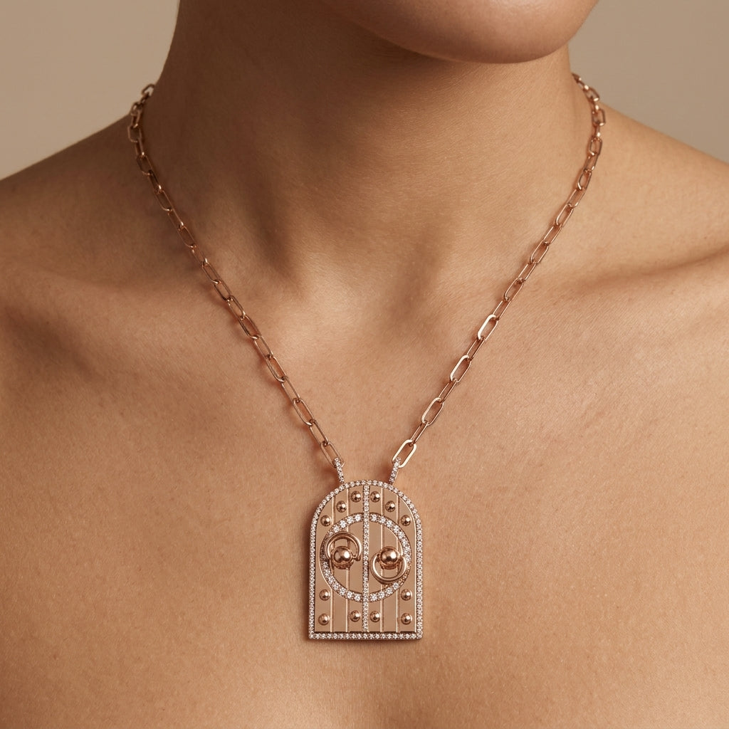 Sautoir maillons en or rose 18k pendentif porte marocaine sertie - bijou porté par une mannequin