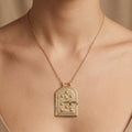Sautoir en or jaune 18k pendentif porte marocaine sertie - bijou porté par une mannequin