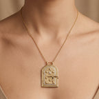 Sautoir en or jaune 18k pendentif porte marocaine sertie - bijou porté par une mannequin