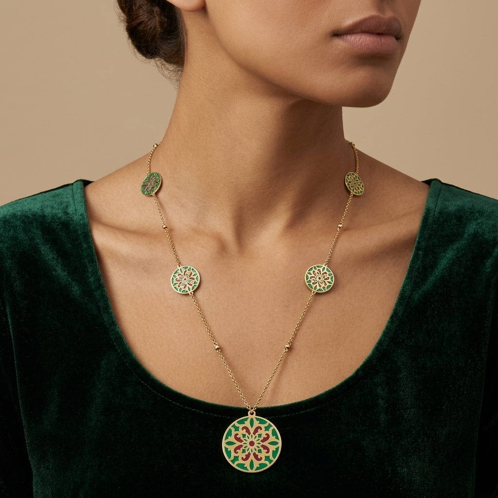 Sautoir en or jaune 18k médaillon rosace émaillé vert et rouge, rosaces ajourées - bijou porté par une mannequin