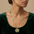 Sautoir en or jaune 18k médaillon rosace émaillé vert et rouge, rosaces ajourées - bijou porté par une mannequin
