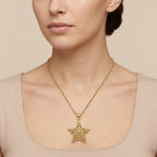 Sautoir en or jaune 18k pendentif étoile ajourée - bijou porté par une mannequin