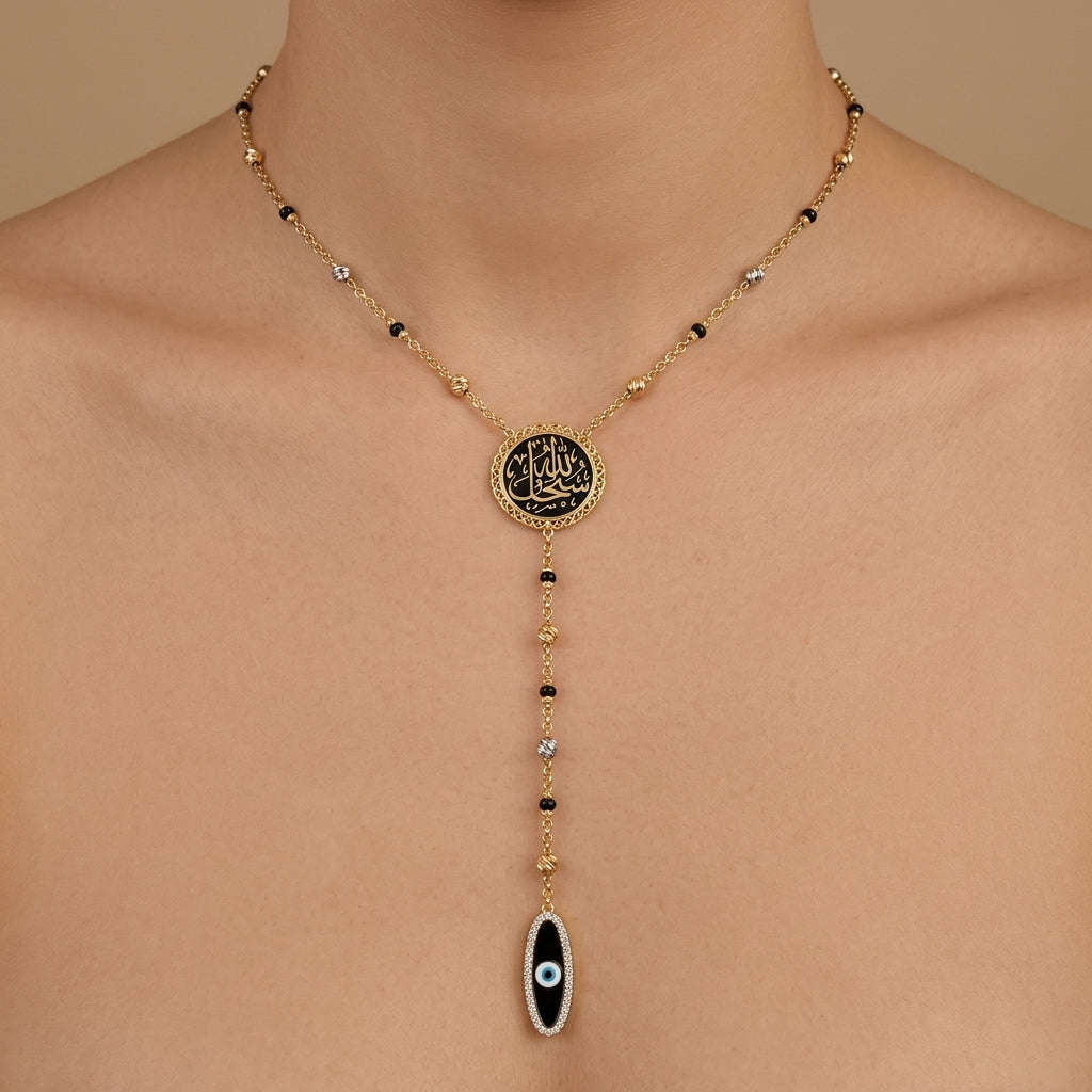 Sautoir cravate en or jaune 18k médaillon calligraphie émaillé, œil et perles noires - bijou porté par une mannequin