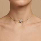 Choker en or jaune 18k étoile sertie de pierres - bijou porté par une mannequin