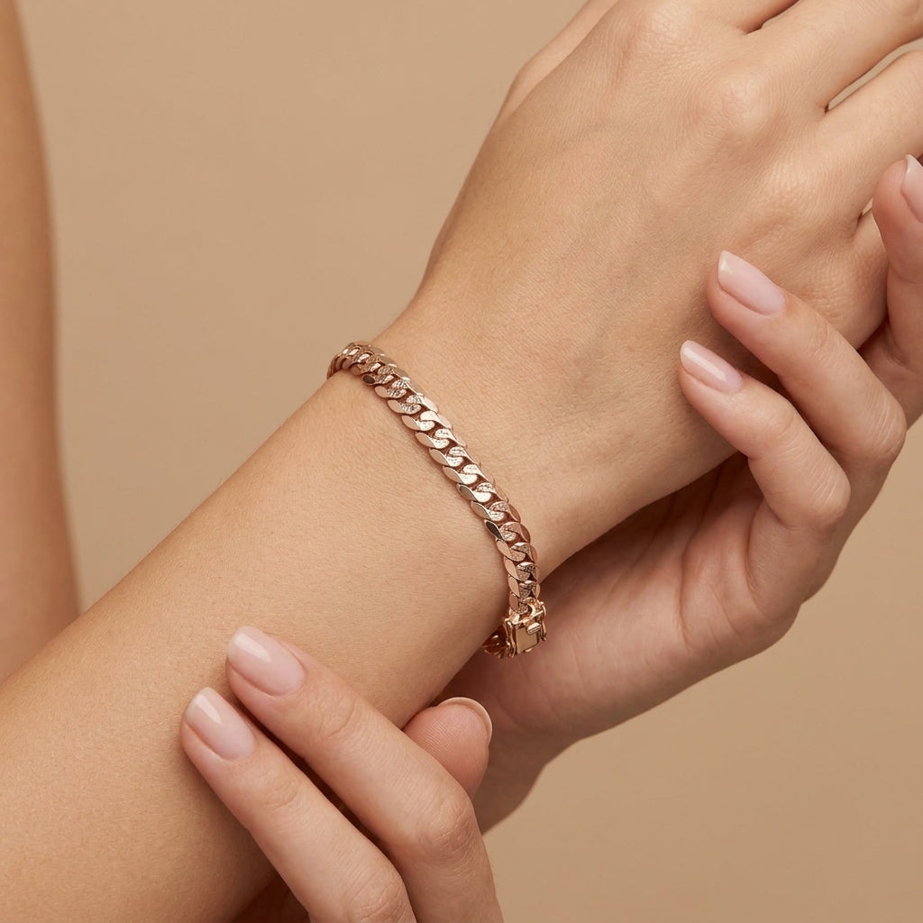 Gourmette maille cubaine en or rose 18k - bijou porté par une mannequin