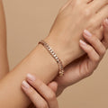 Gourmette maille cubaine en or rose 18k - bijou porté par une mannequin