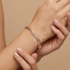 Gourmette maille cubaine en or rose 18k - bijou porté par une mannequin
