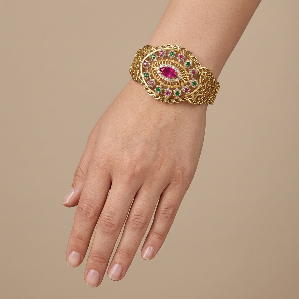 Bracelet jonc beldi rosace en or jaune 18k serti de pierres multicolores, pierre rose - bijou porté par une mannequin
