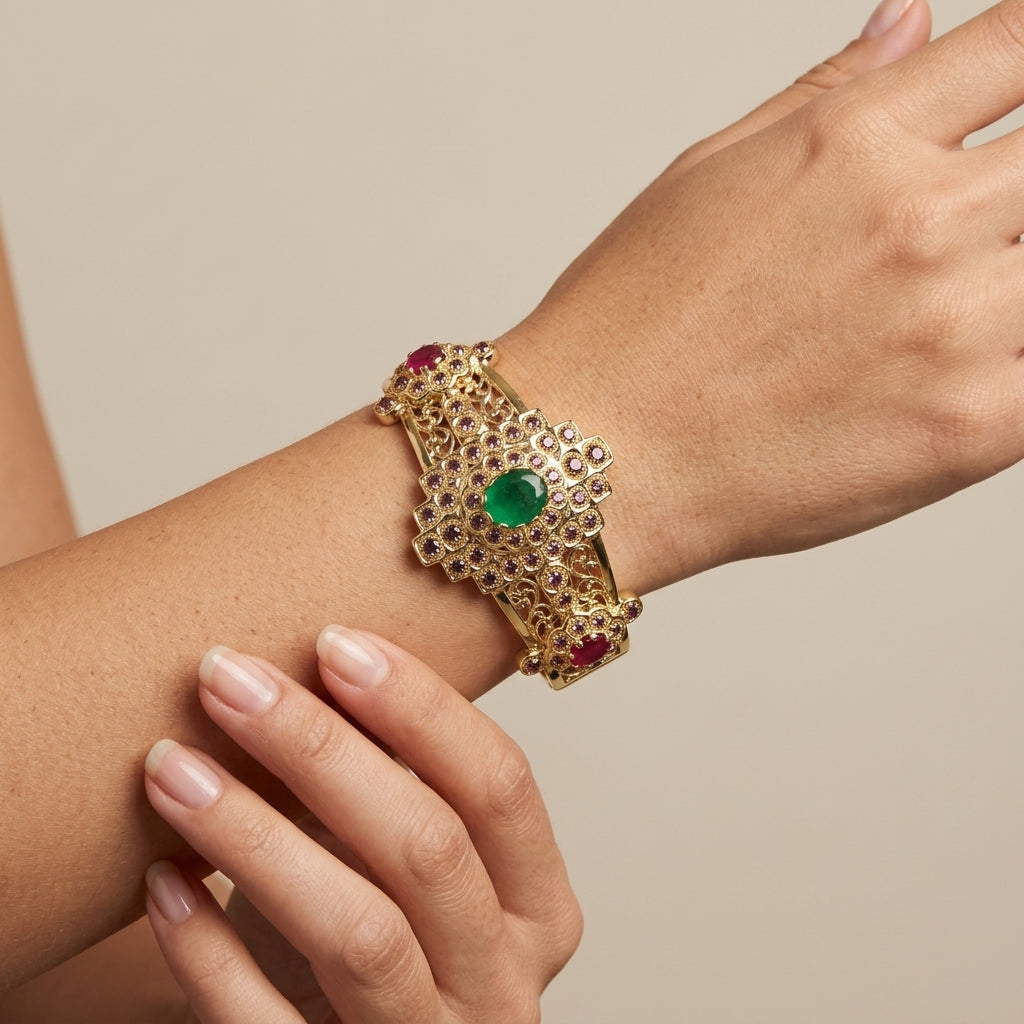 Bracelet jonc beldi rosaces en or jaune 18k serti de pierres, pierre verte et rubis - bijou porté par une mannequin